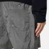 Schmal geschnittene Badeshorts mit Taschen und Mesh-Futter