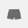 Schmal geschnittene Badeshorts mit Taschen und Mesh-Futter