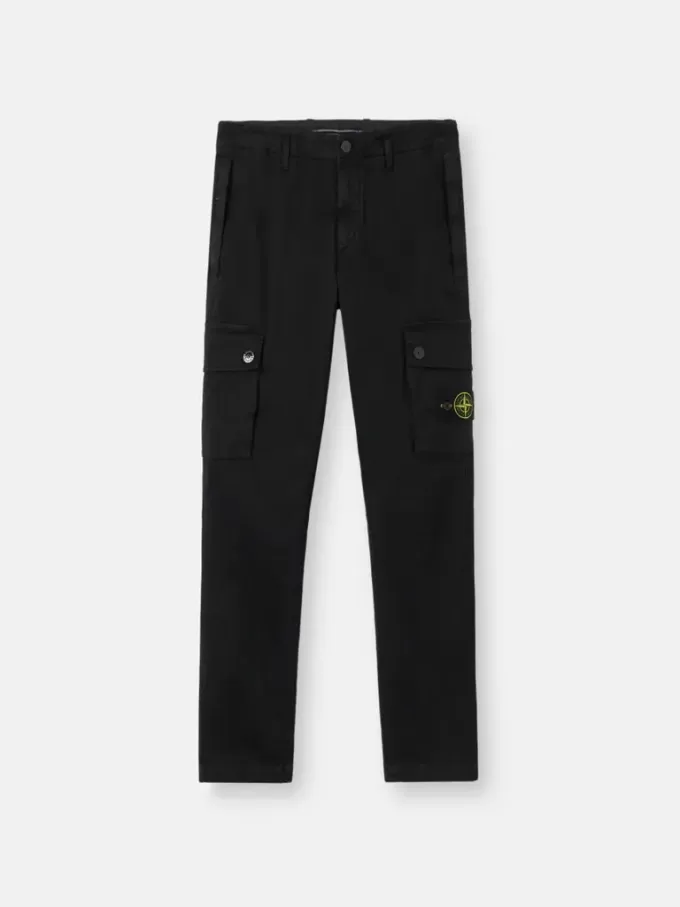 Schmal geschnittene Cargohose mit Reißverschlusstaschen Schmal geschnittene Cargohose mit Reißverschlusstaschen