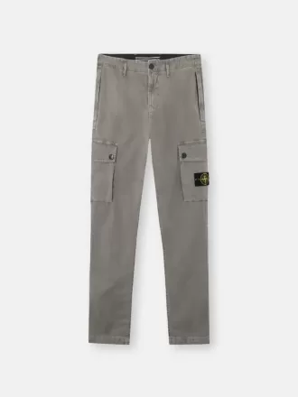 Schmal geschnittene Cargohose mit Reißverschlusstaschen Schmal geschnittene Cargohose mit Reißverschlusstaschen