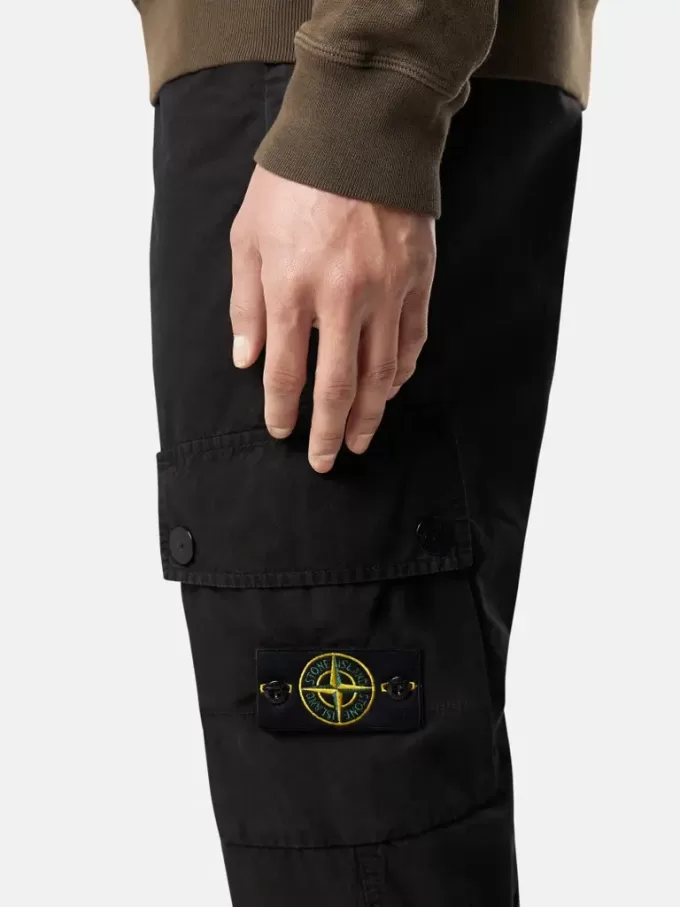 Schmal geschnittene Cargohose mit Reißverschlusstaschen Schmal geschnittene Cargohose mit Reißverschlusstaschen