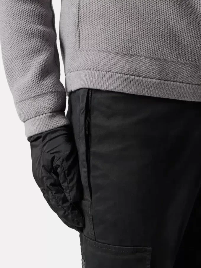 Schmal geschnittene Cargohose mit Reißverschlusstaschen Schmal geschnittene Cargohose mit Reißverschlusstaschen
