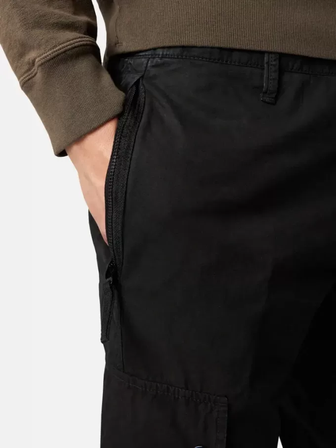 Schmal geschnittene Cargohose mit Reißverschlusstaschen Schmal geschnittene Cargohose mit Reißverschlusstaschen