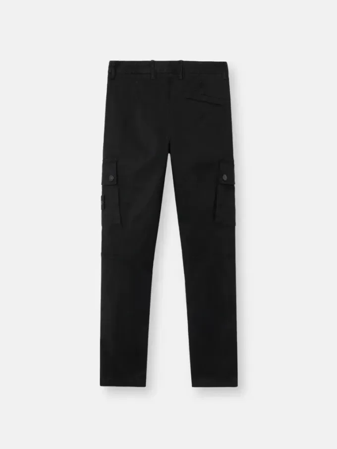 Schmal geschnittene Cargohose mit Reißverschlusstaschen Schmal geschnittene Cargohose mit Reißverschlusstaschen