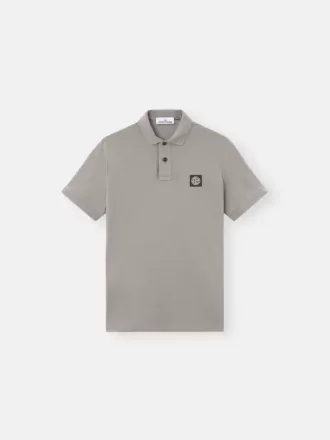 Schmal geschnittenes Kurzarm-Poloshirt mit Compass-Aufnäher Schmal geschnittenes Kurzarm-Poloshirt mit Compass-Aufnäher