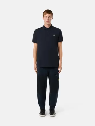 Schmal geschnittenes Kurzarm-Poloshirt mit Compass-Aufnäher Schmal geschnittenes Kurzarm-Poloshirt mit Compass-Aufnäher