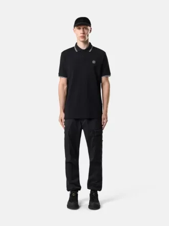 Slim-Fit-Kurzarm-Poloshirt mit gestreiften Details Slim-Fit-Kurzarm-Poloshirt mit gestreiften Details