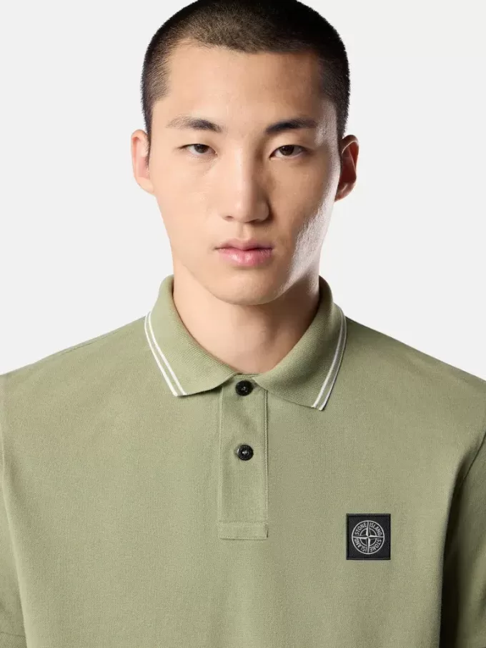 Slim-Fit-Kurzarm-Poloshirt mit gestreiften Details Slim-Fit-Kurzarm-Poloshirt mit gestreiften Details