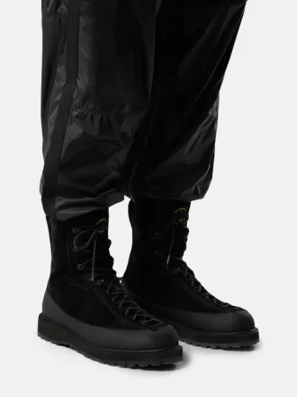 Wanderstiefel mit doppelter Schnürung und Profilsohle Wanderstiefel mit doppelter Schnürung und Profilsohle