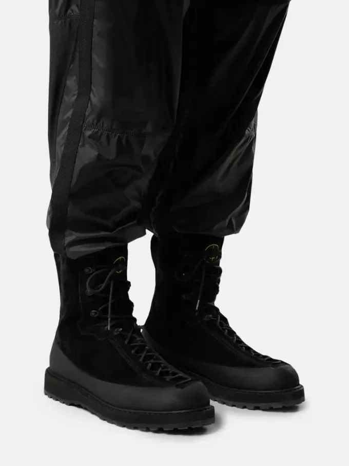 Wanderstiefel mit doppelter Schnürung und Profilsohle