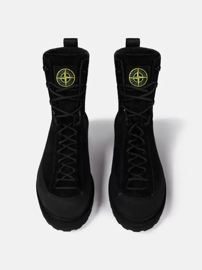 Wanderstiefel mit doppelter Schnürung und Profilsohle