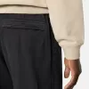 Weit geschnittene Jogginghose mit Druckknopf- und Reißverschlusstaschen Weit geschnittene Jogginghose mit Druckknopf- und Reißverschlusstaschen