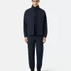 Wind- und wasserabweisende Jacke mit verdeckter Kapuze Wind- und wasserabweisende Jacke mit verdeckter Kapuze