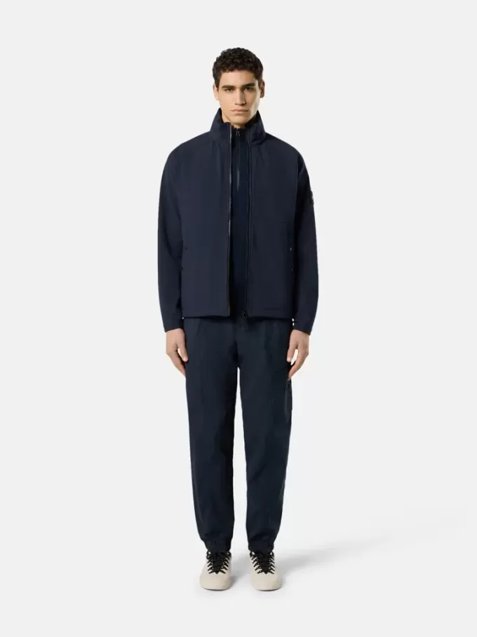 Wind- und wasserabweisende Jacke mit verdeckter Kapuze Wind- und wasserabweisende Jacke mit verdeckter Kapuze