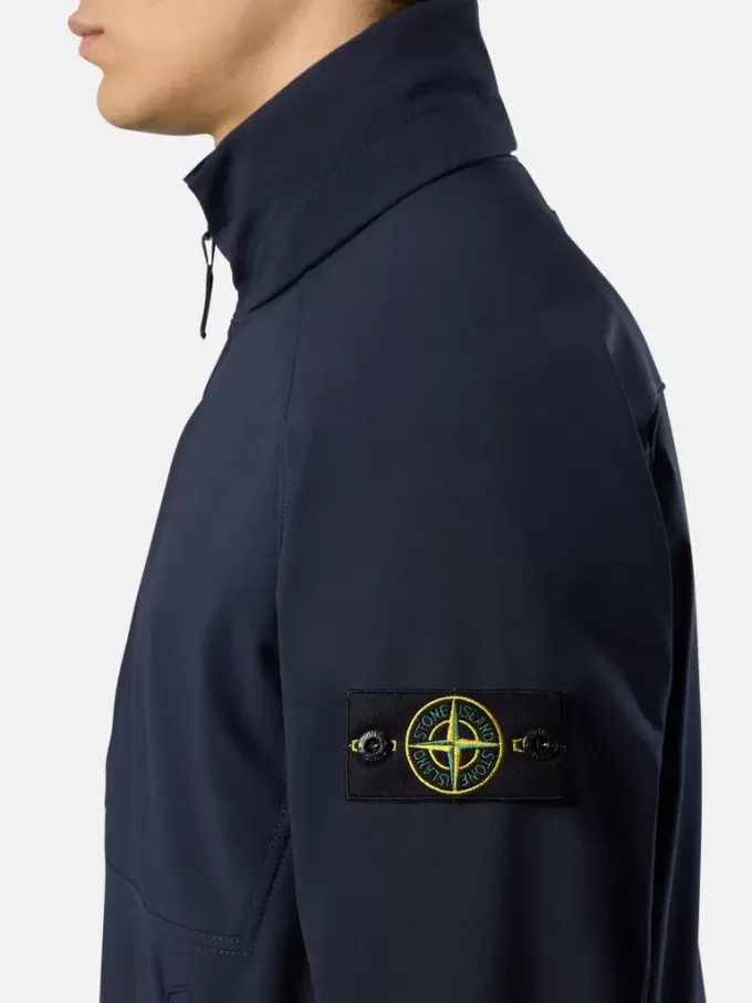 Wind- und wasserabweisende Jacke mit verdeckter Kapuze Wind- und wasserabweisende Jacke mit verdeckter Kapuze