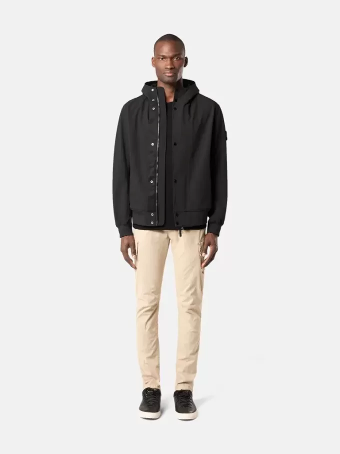 Wind- und wasserabweisende Kapuzenjacke Wind- und wasserabweisende Kapuzenjacke