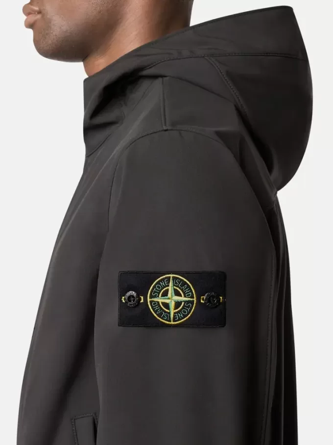Wind- und wasserabweisende Kapuzenjacke Wind- und wasserabweisende Kapuzenjacke