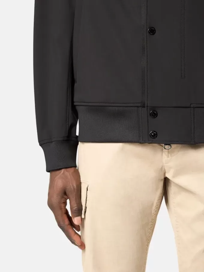 Wind- und wasserabweisende Kapuzenjacke Wind- und wasserabweisende Kapuzenjacke